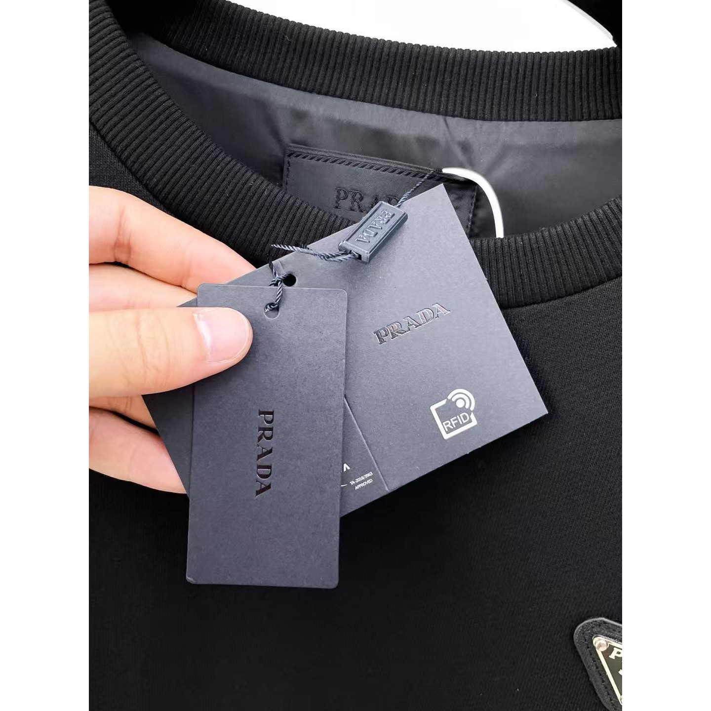 <p>PRADA 圆领卫衣(黑)</p>
