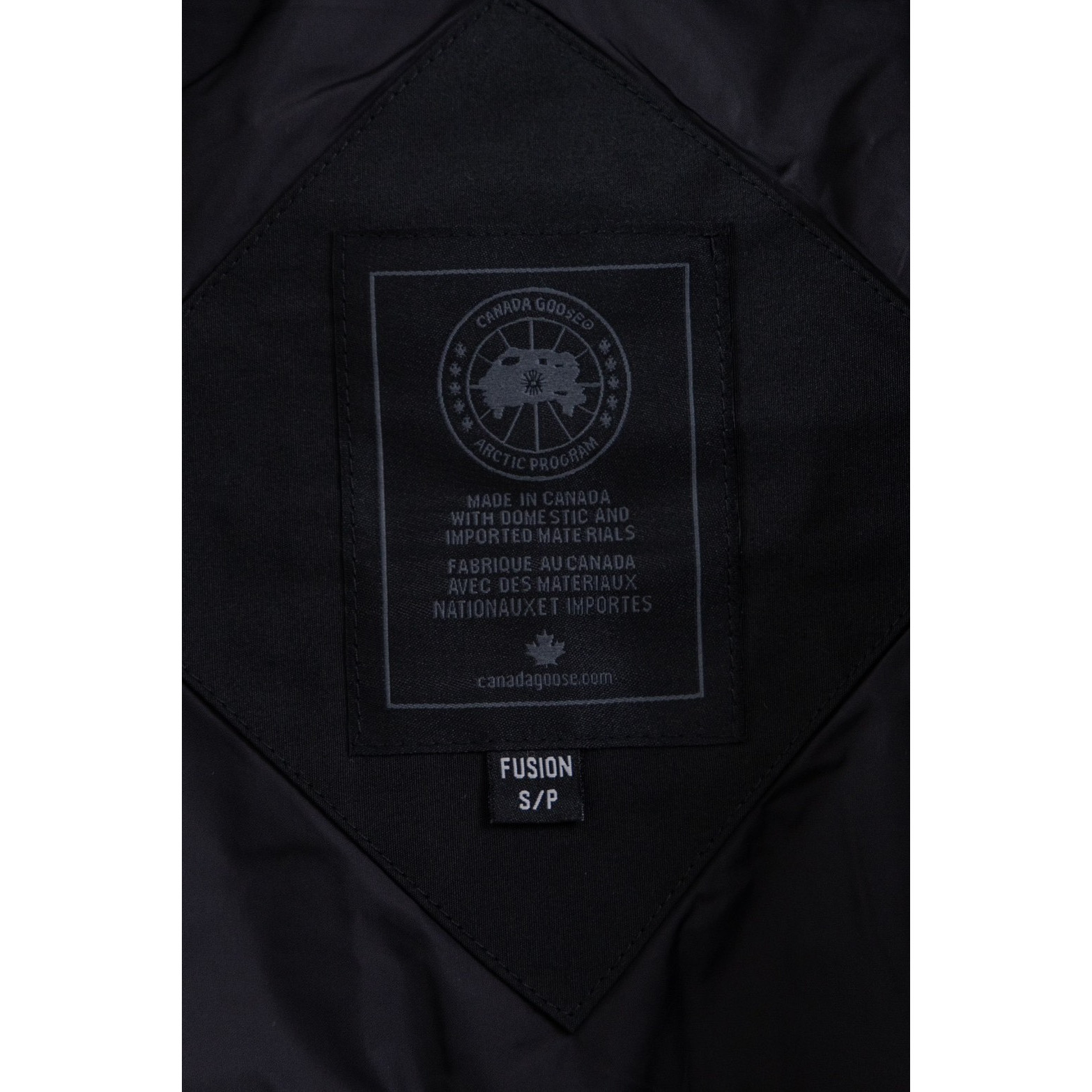 <p>Canada Goose 顶级狼毛Wyndham 2048M &nbsp;29款 系列派克大衣羽绒服(黑色黑标)</p>