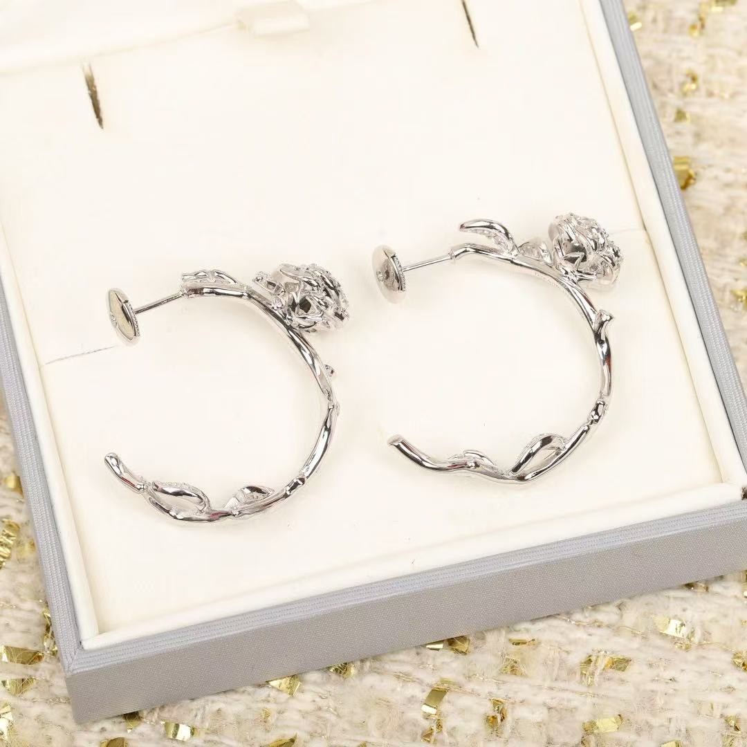 <p>DIOR&nbsp;玫瑰花耳环</p>