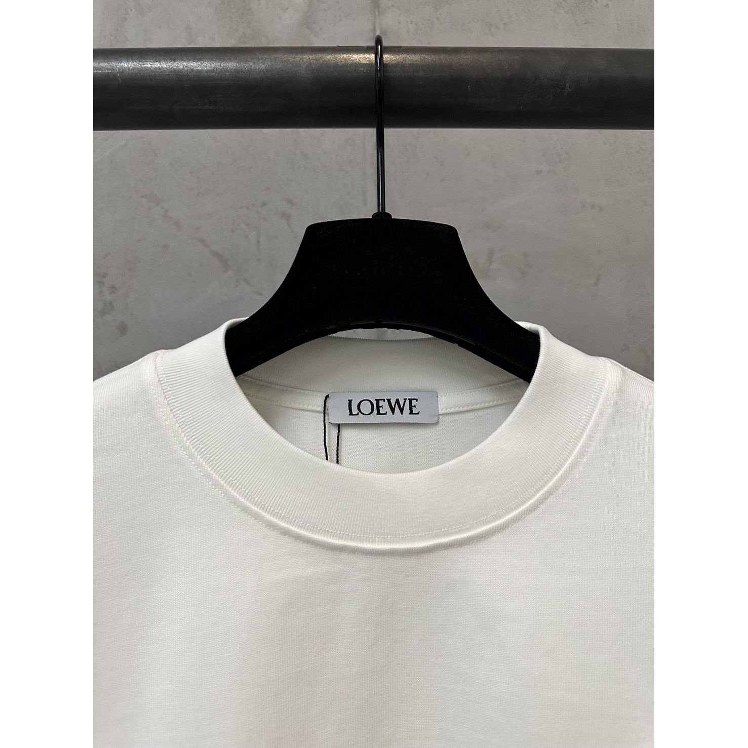 <p>LOEWE 经典logo刺绣短袖T恤(白)</p>