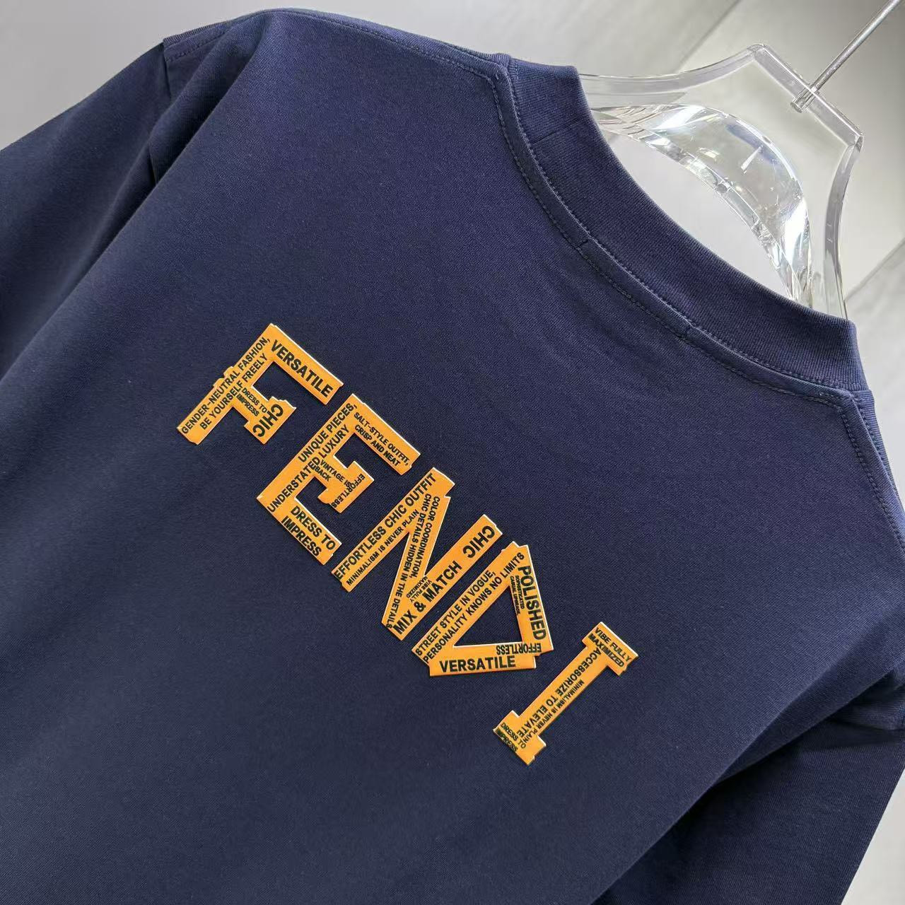 <p>FENDI 短袖T恤(深藍)</p>