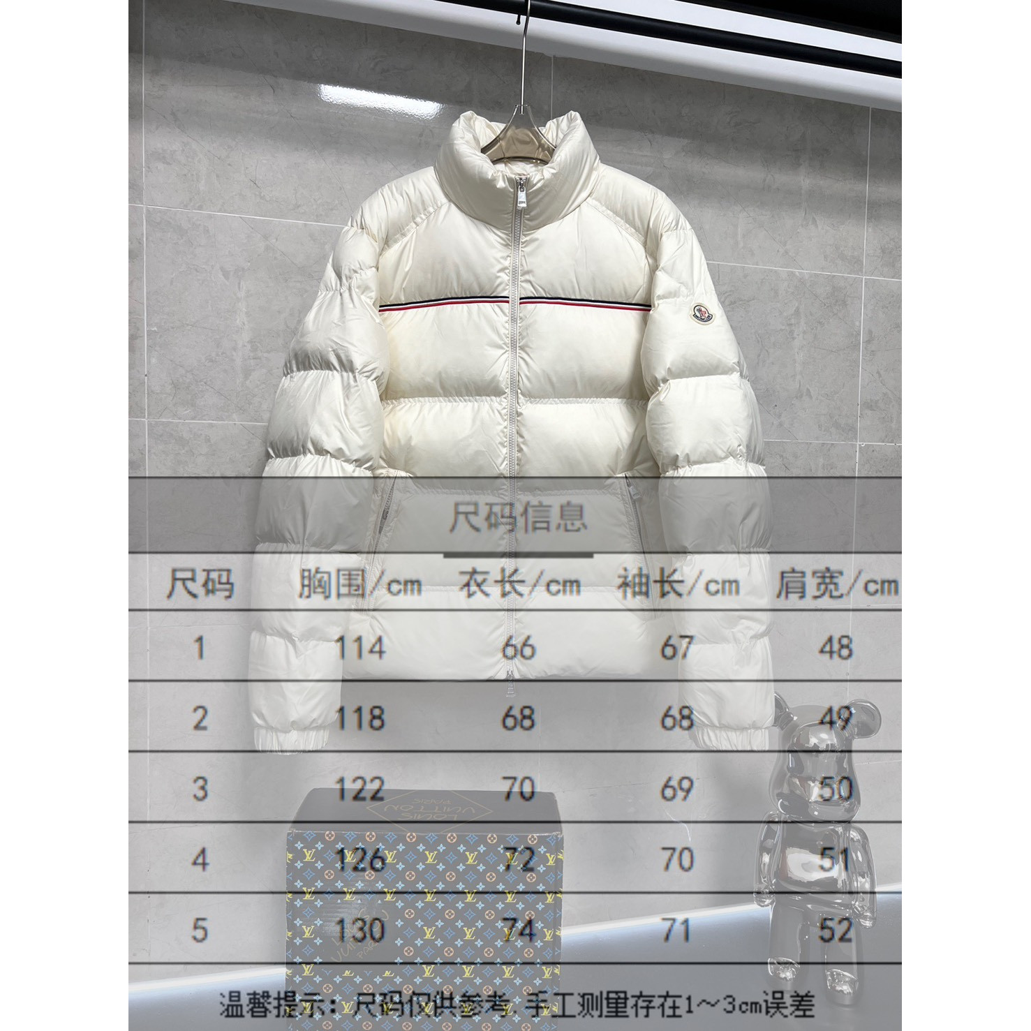 <p>Moncler&nbsp;短款拉链立领长袖夹克(白)</p>