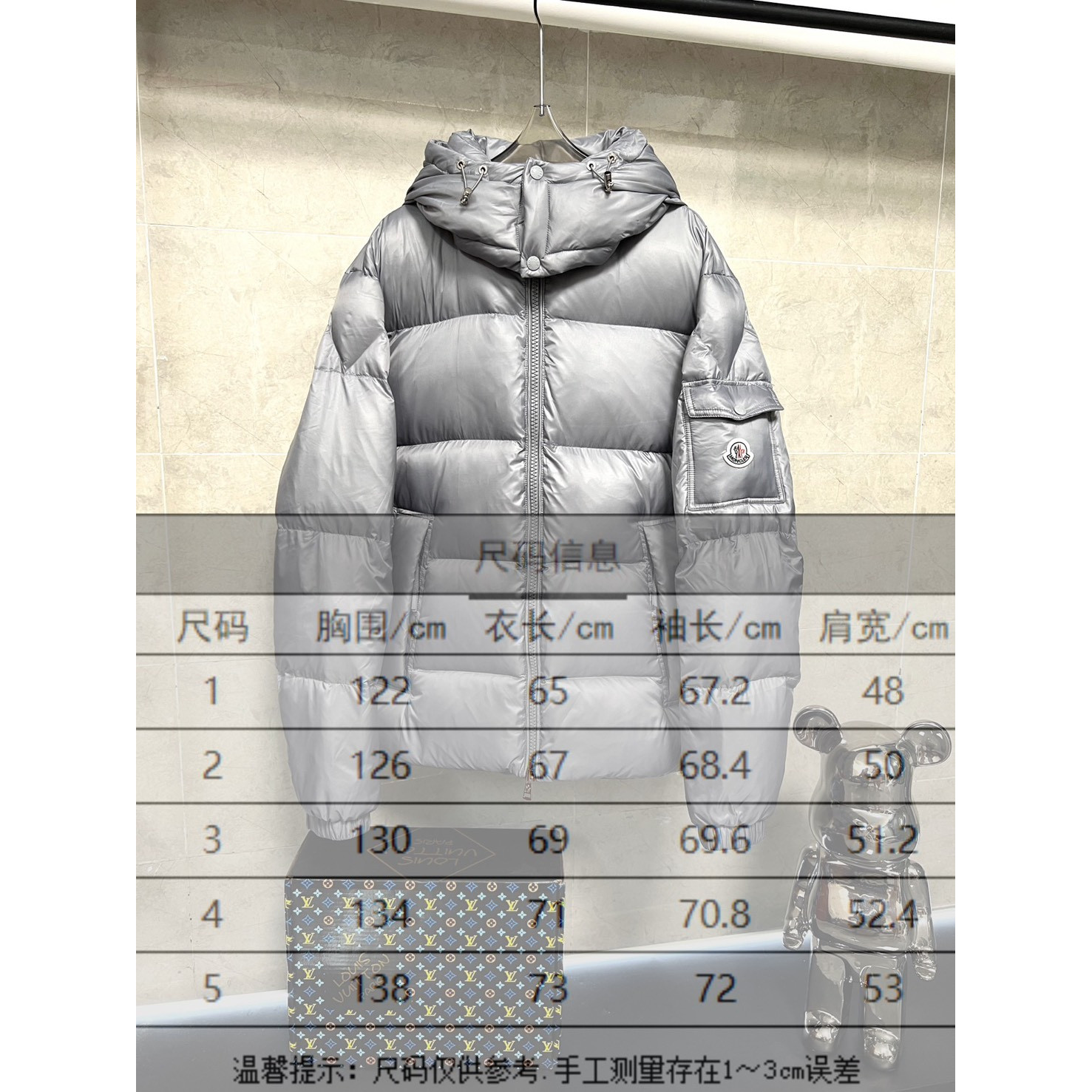 <p>Moncler 羽绒服 (銀)</p>