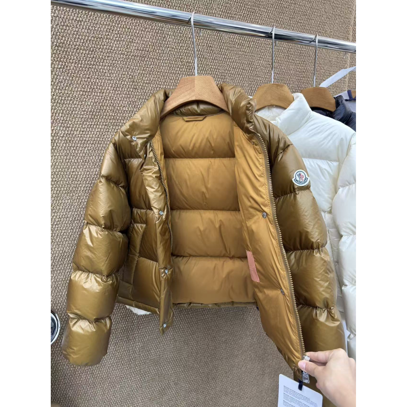 <p>Moncler Tepice女款短款小面包羽绒服(焦糖色)</p>