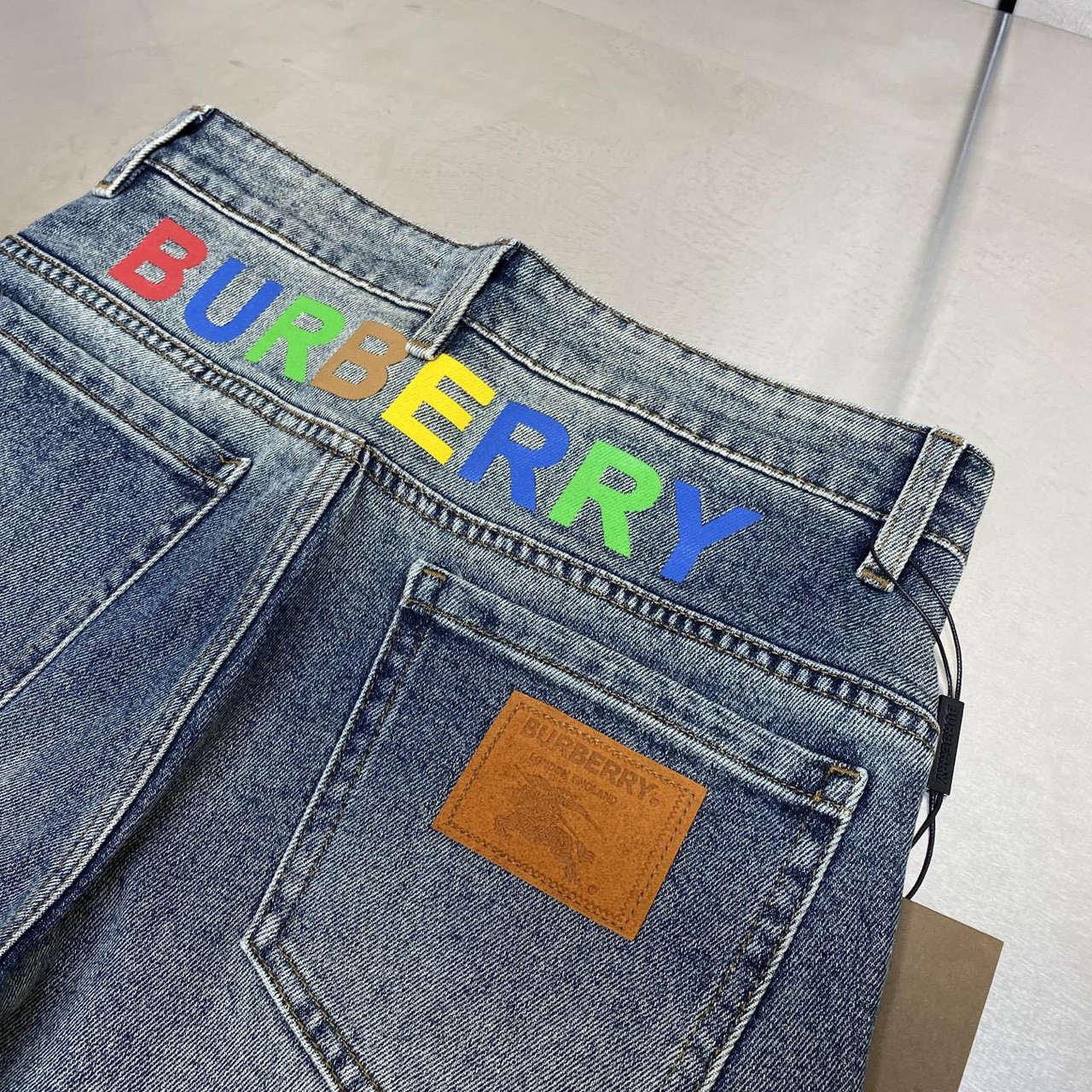 <p>BURBERRY&nbsp;丹宁水洗牛仔裤(6909)</p>
