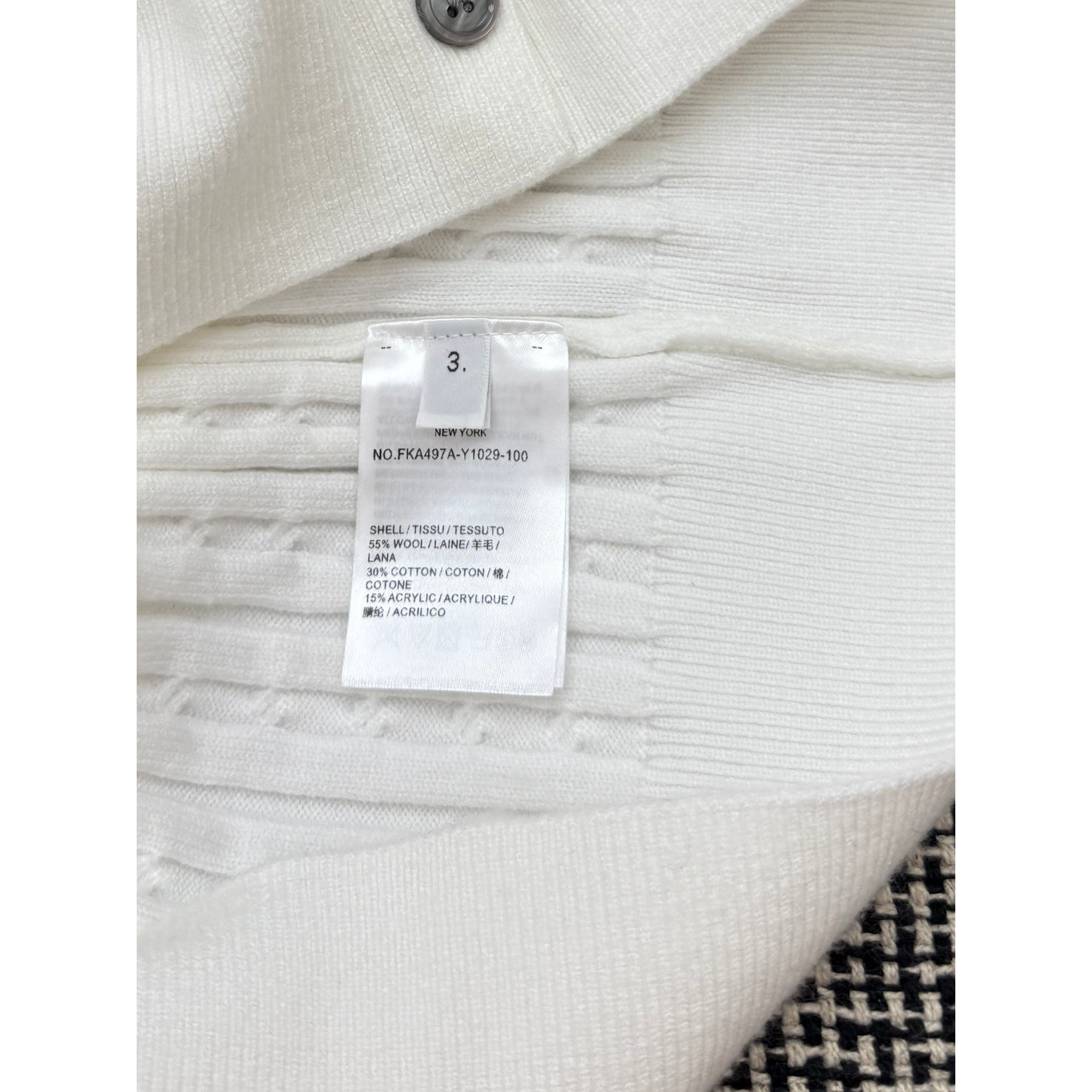 <p>Thom Browne 女款刺绣四杠针织开衫(白)</p>