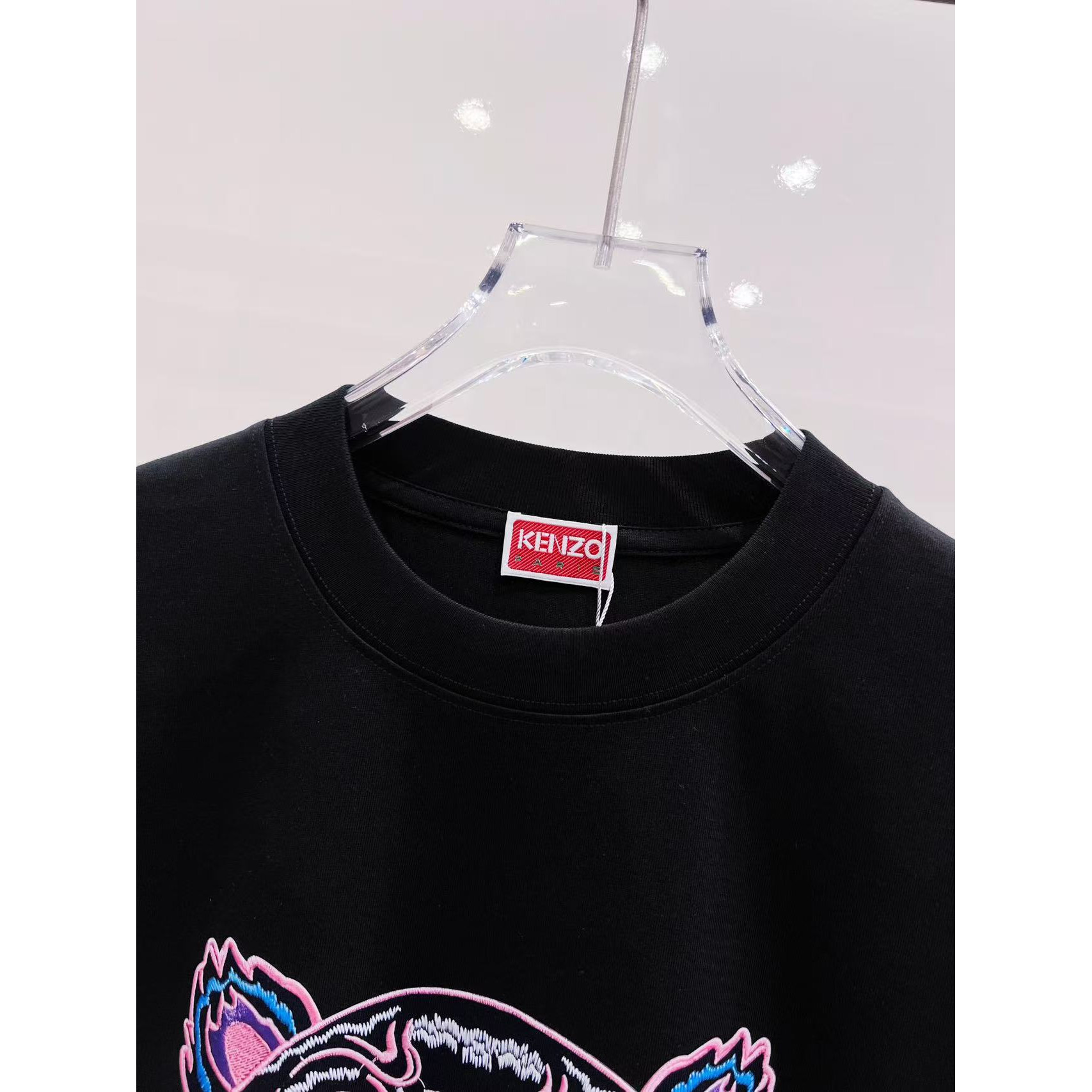 <p>KENZO 经典仿刺绣老虎头短袖(黑)</p>