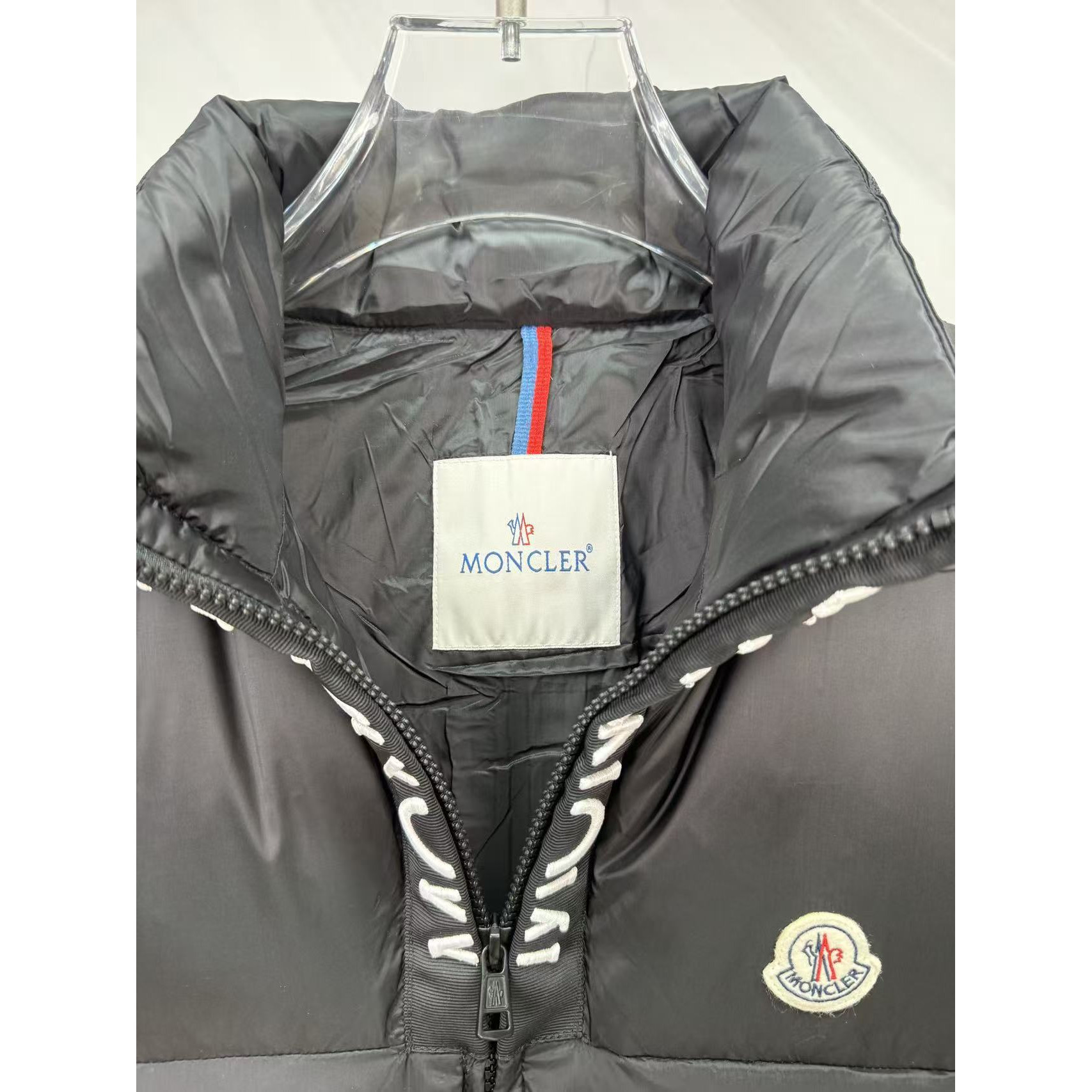 <p>Moncler 男士Semeru马甲背心(黑)</p>