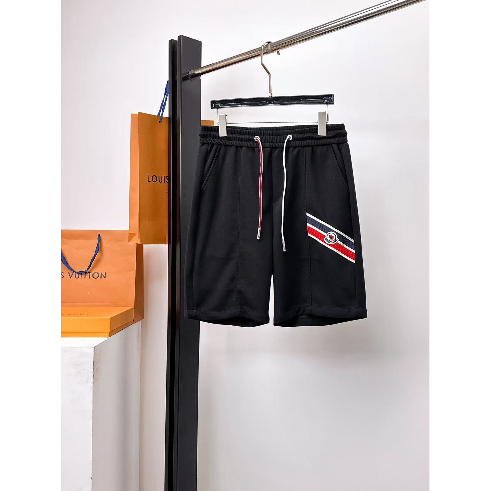 <p>MONCLER 专柜新款休闲短裤(黑)</p>