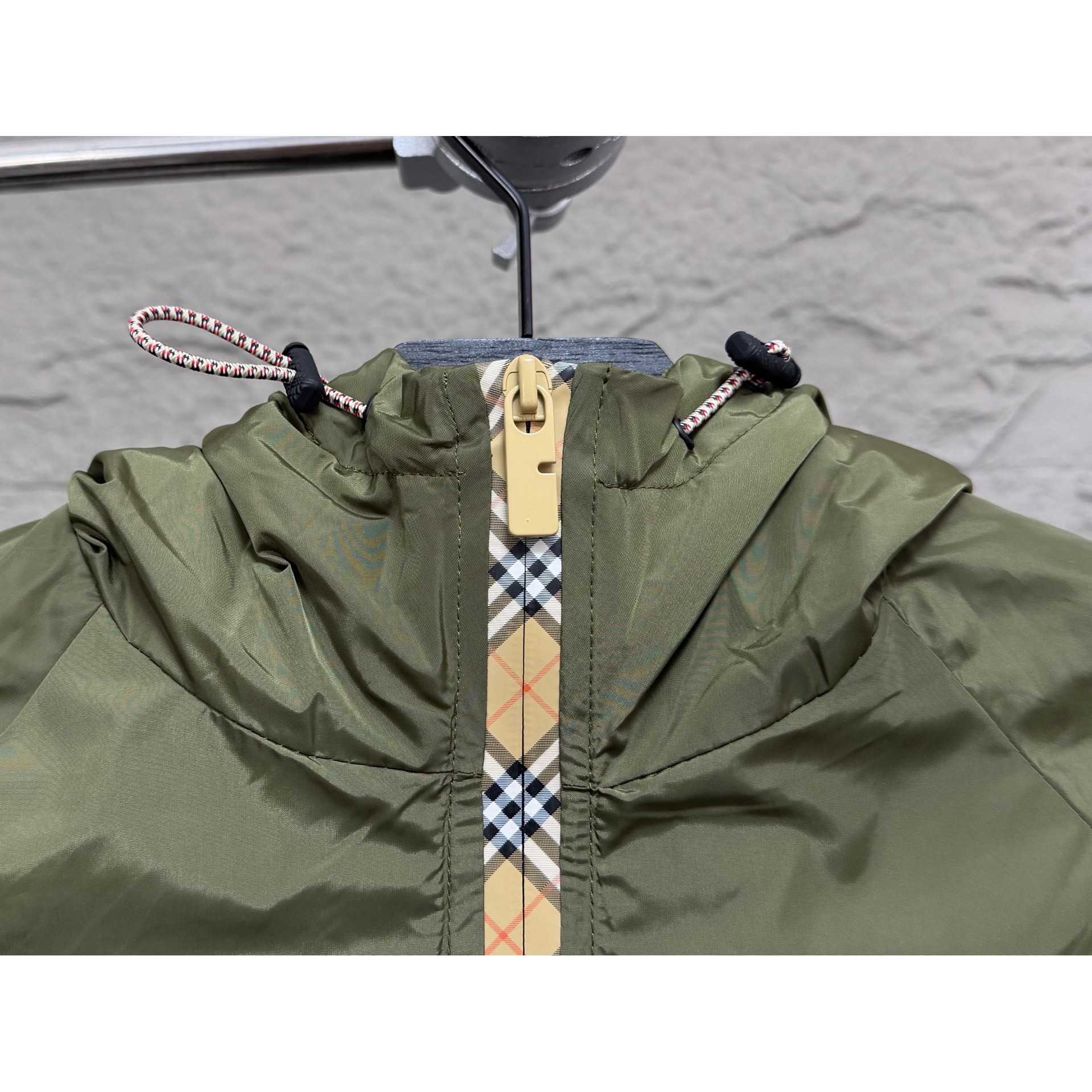 <p>Burberry 硅胶印章尼龙连帽外套(雙面穿)</p>