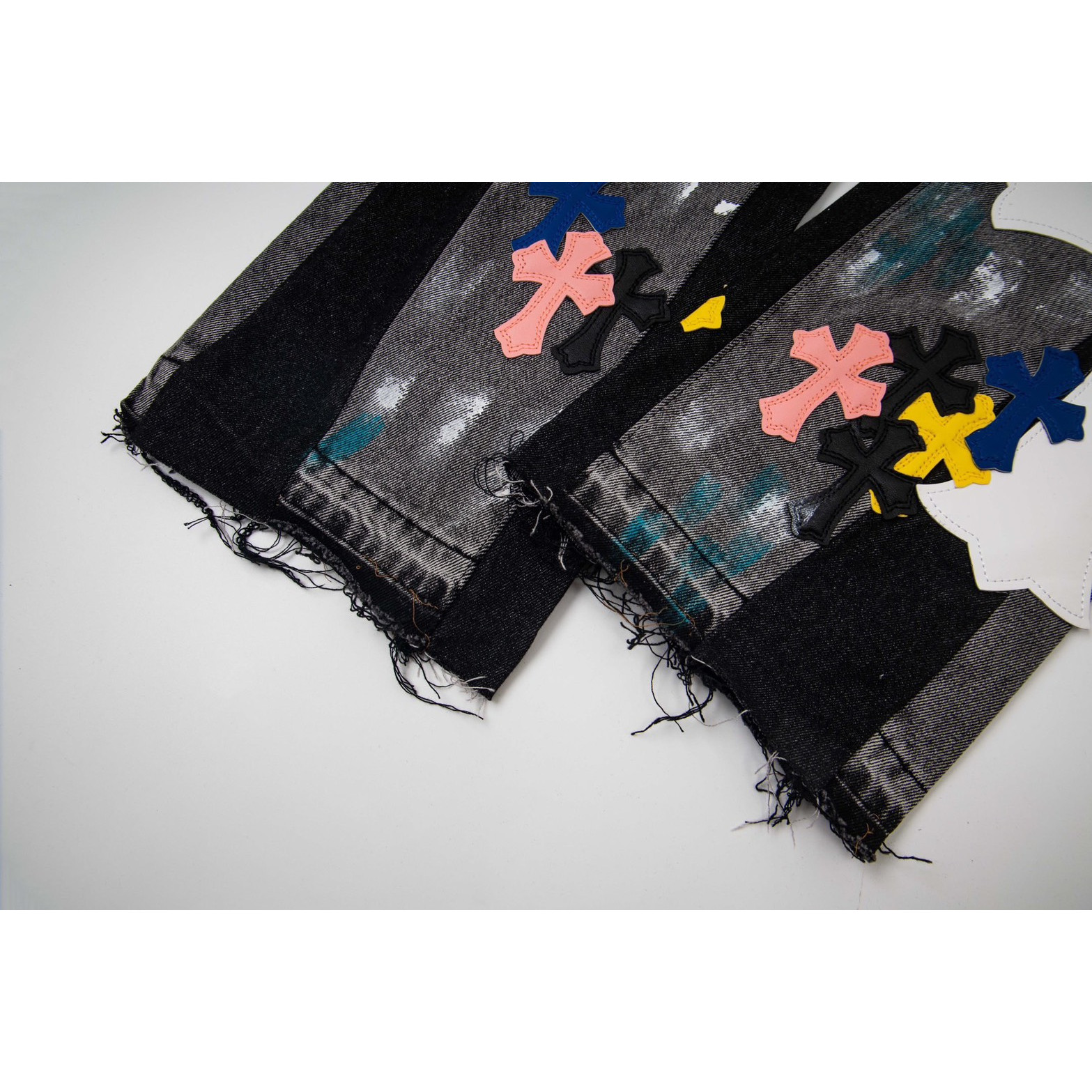 <p>CHROME HEARTS 蓝黄黑白多色拼接水洗牛仔裤(1788)</p>