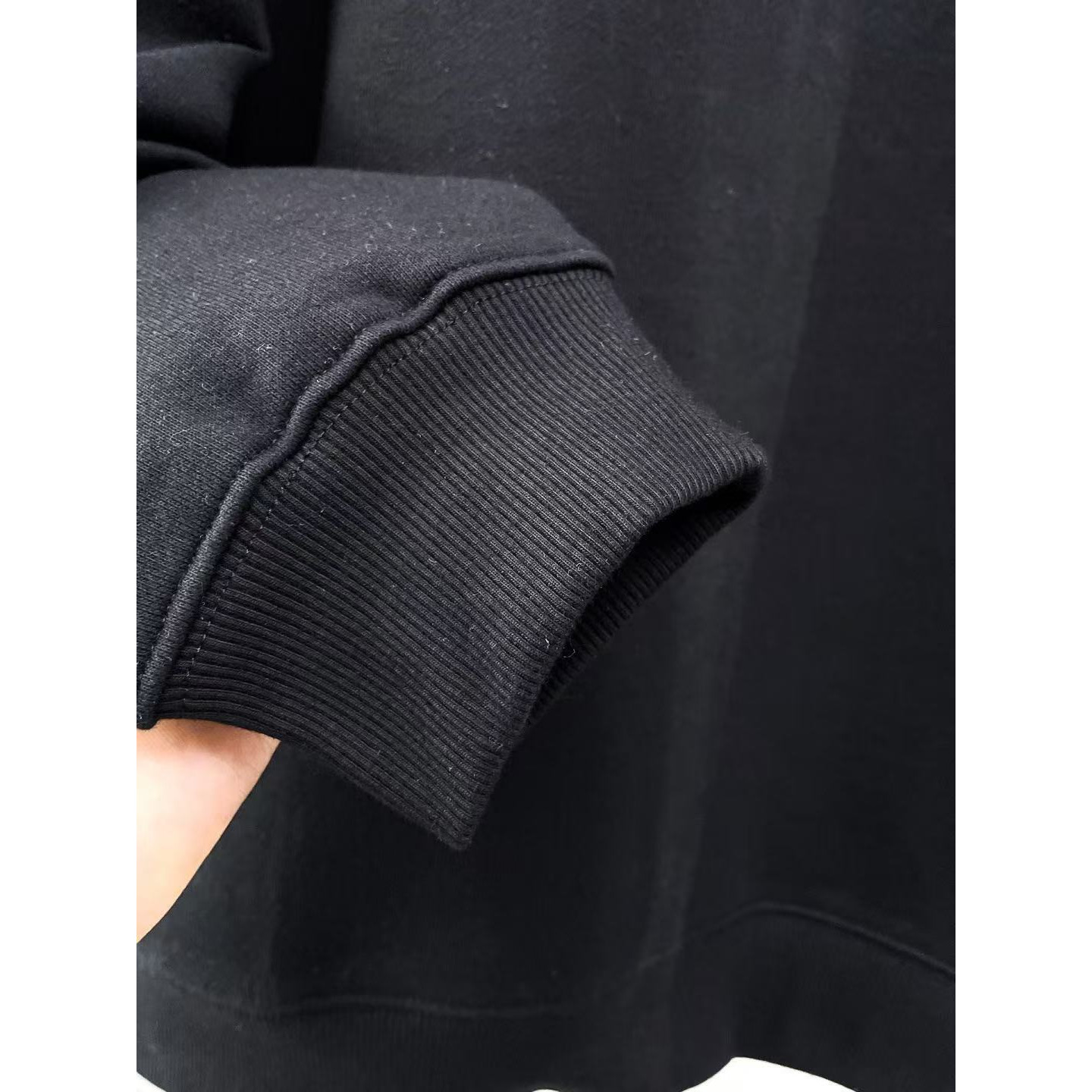 <p>MONCLER 圆领卫衣(黑)</p>