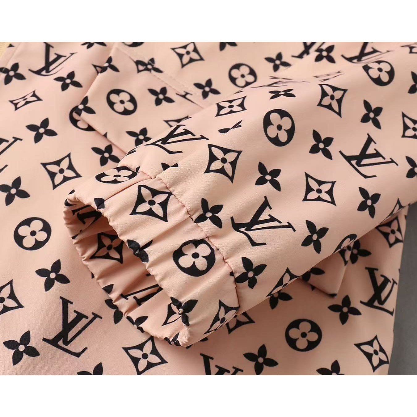 <p>LV 男士夹克外套(粉)</p>