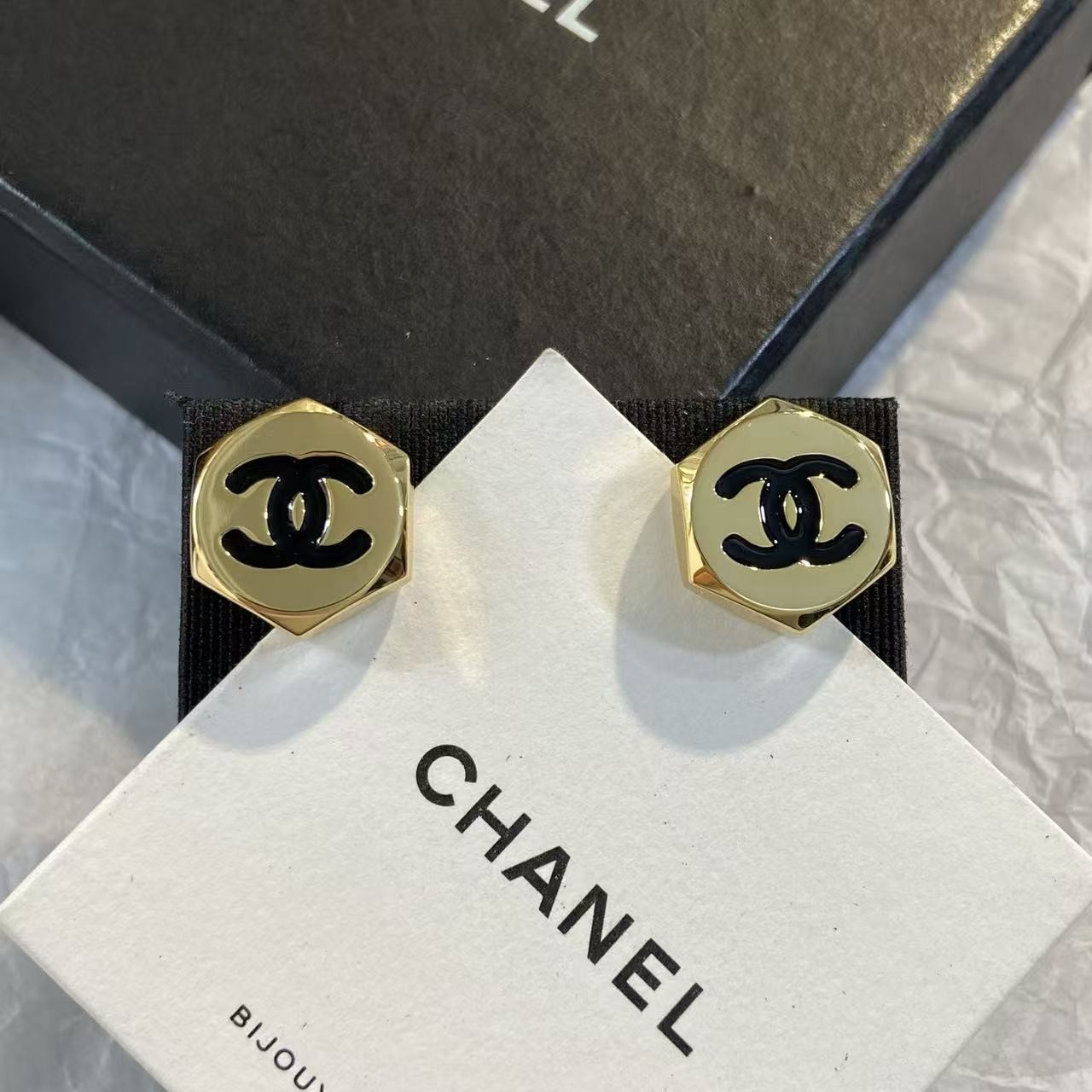 <p>CHANEL 金色六边形耳钉</p>