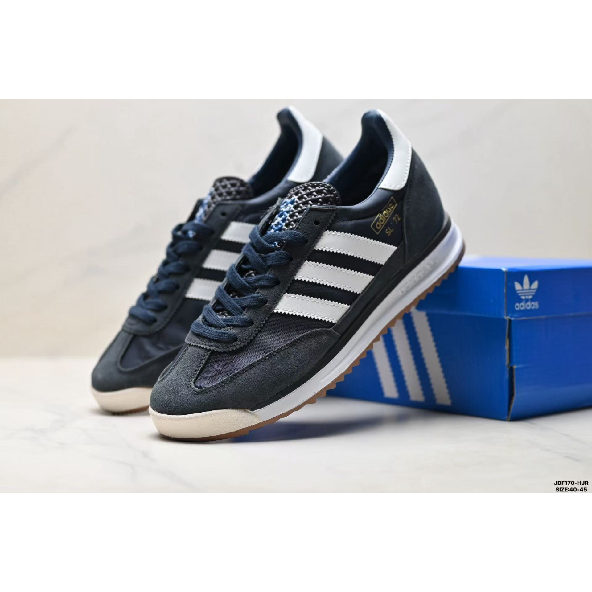 <p>全色 Adidas 复古休闲运动鞋</p>
