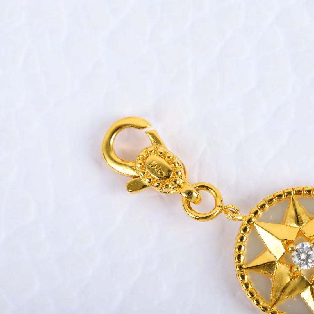 <p>DIOR&nbsp;日月星辰五花手链</p>