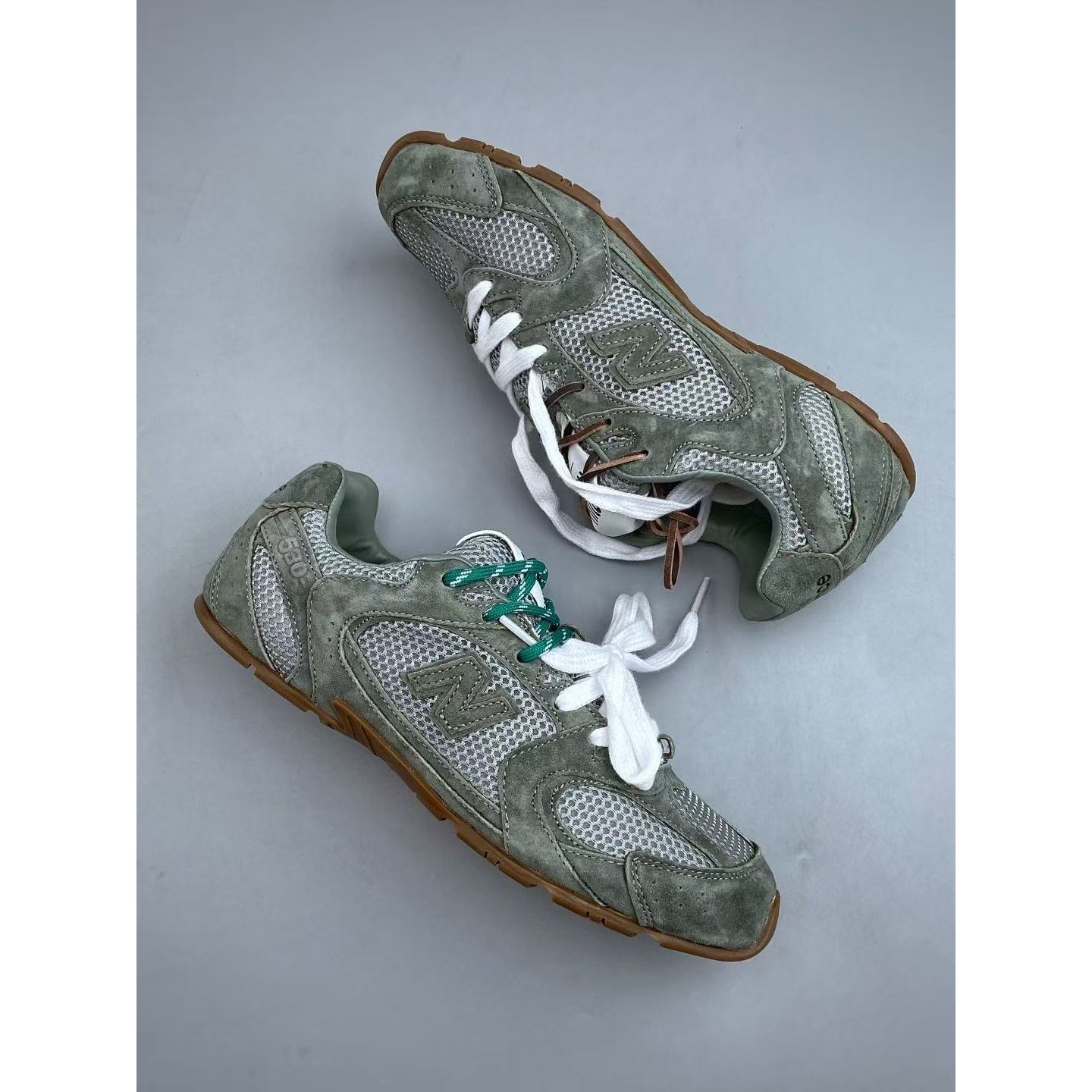 <p>MiuMiu x New Balance 低帮生活休闲鞋(墨綠)&nbsp;&nbsp;</p>
