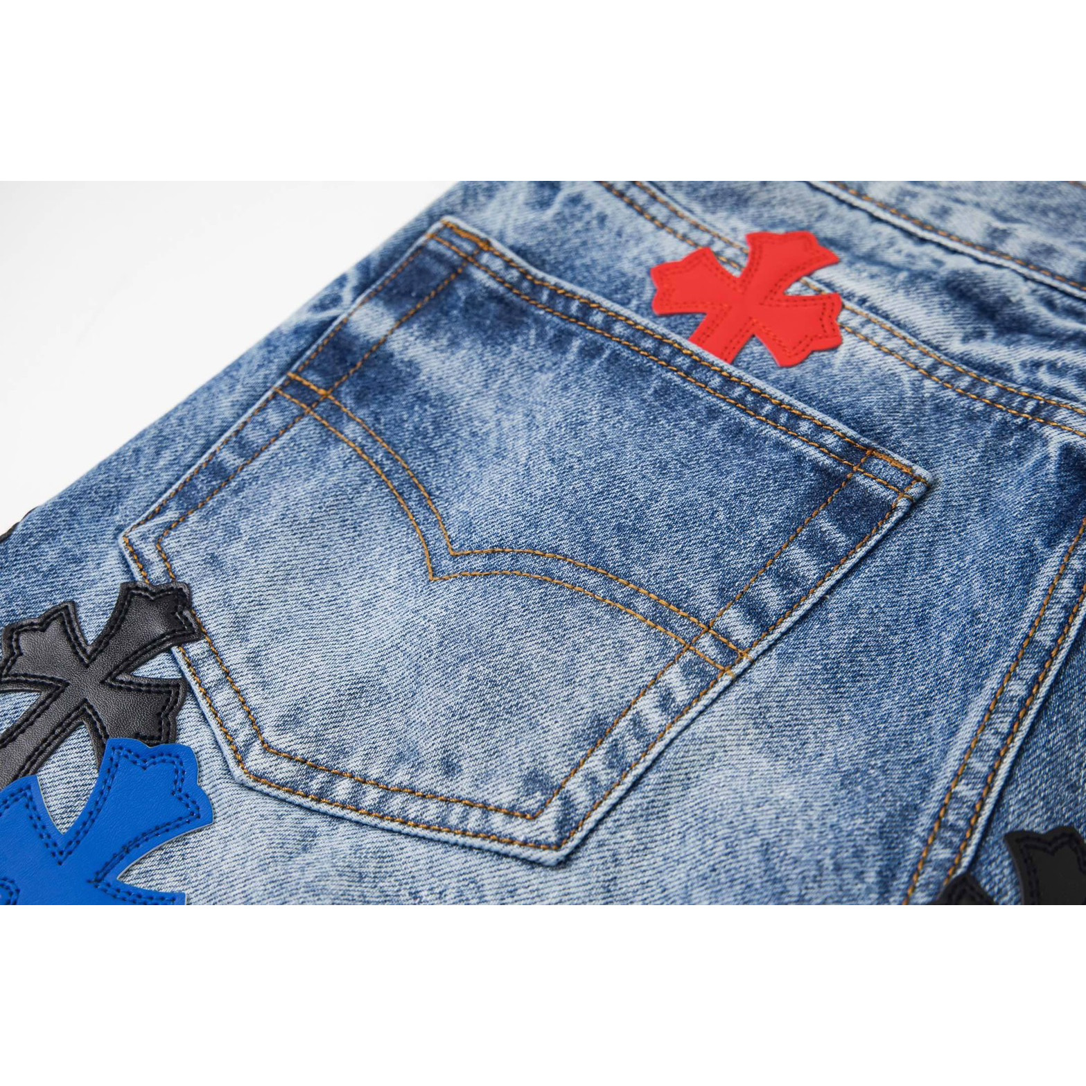 <p>CHROME HEARTS 彩色豹纹十字架拼皮情侣款水洗宽松牛仔裤(1736#)</p>