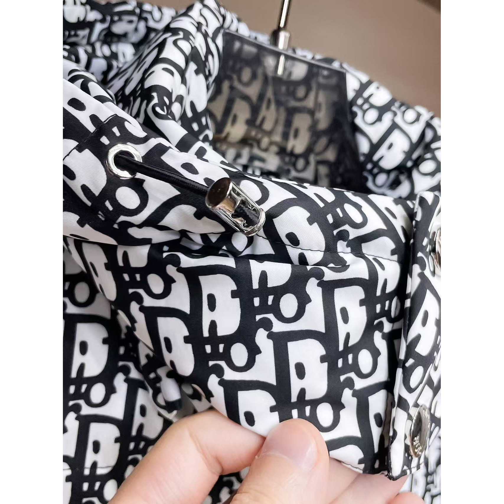 <p>DIOR 秋冬新款羽绒服(黑)</p>