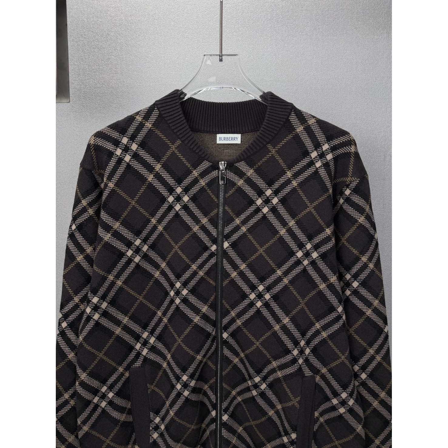 <p>BURBERRY 菱形格嵌花情侣款拉链针织开衫外套(棕色)</p>
