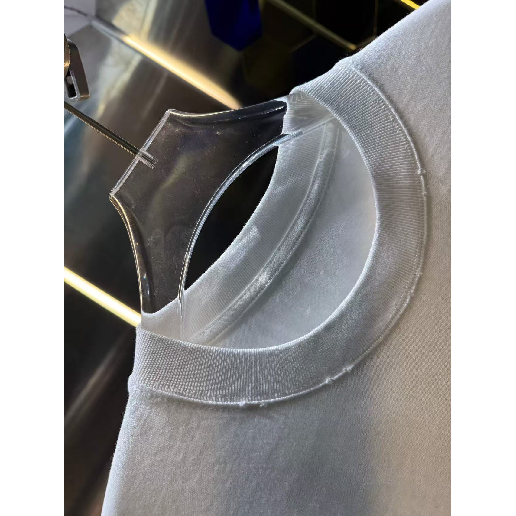 <p>Maison Margiela 洗水磨破短袖T恤(洗水白)</p>
