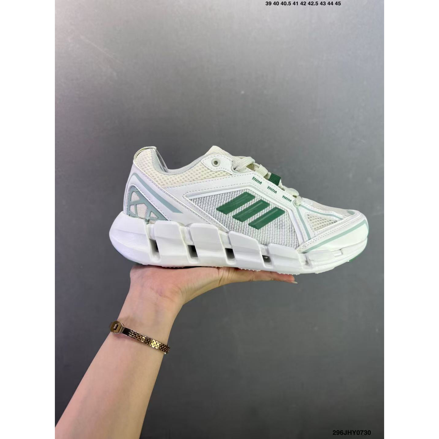 <p>Adidas CLIMACOOL VENTAGE 减震耐磨透气跑步鞋&nbsp;</p>