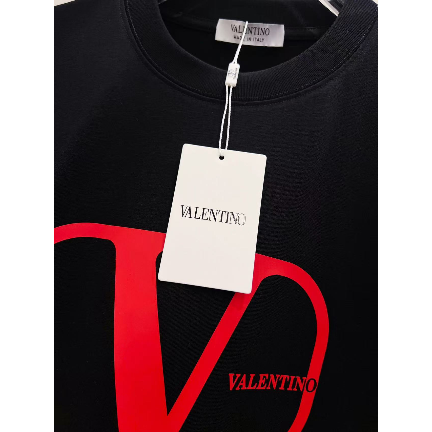 <p>VALENTION&nbsp; 短袖圆领T恤(黑)</p>