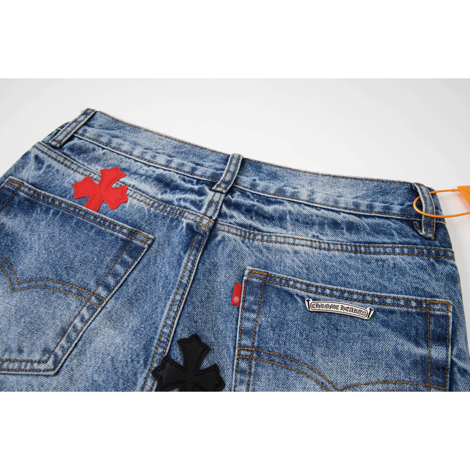<p>CHROME HEARTS 彩色豹纹十字架拼皮情侣款水洗宽松牛仔裤(1736#)</p>