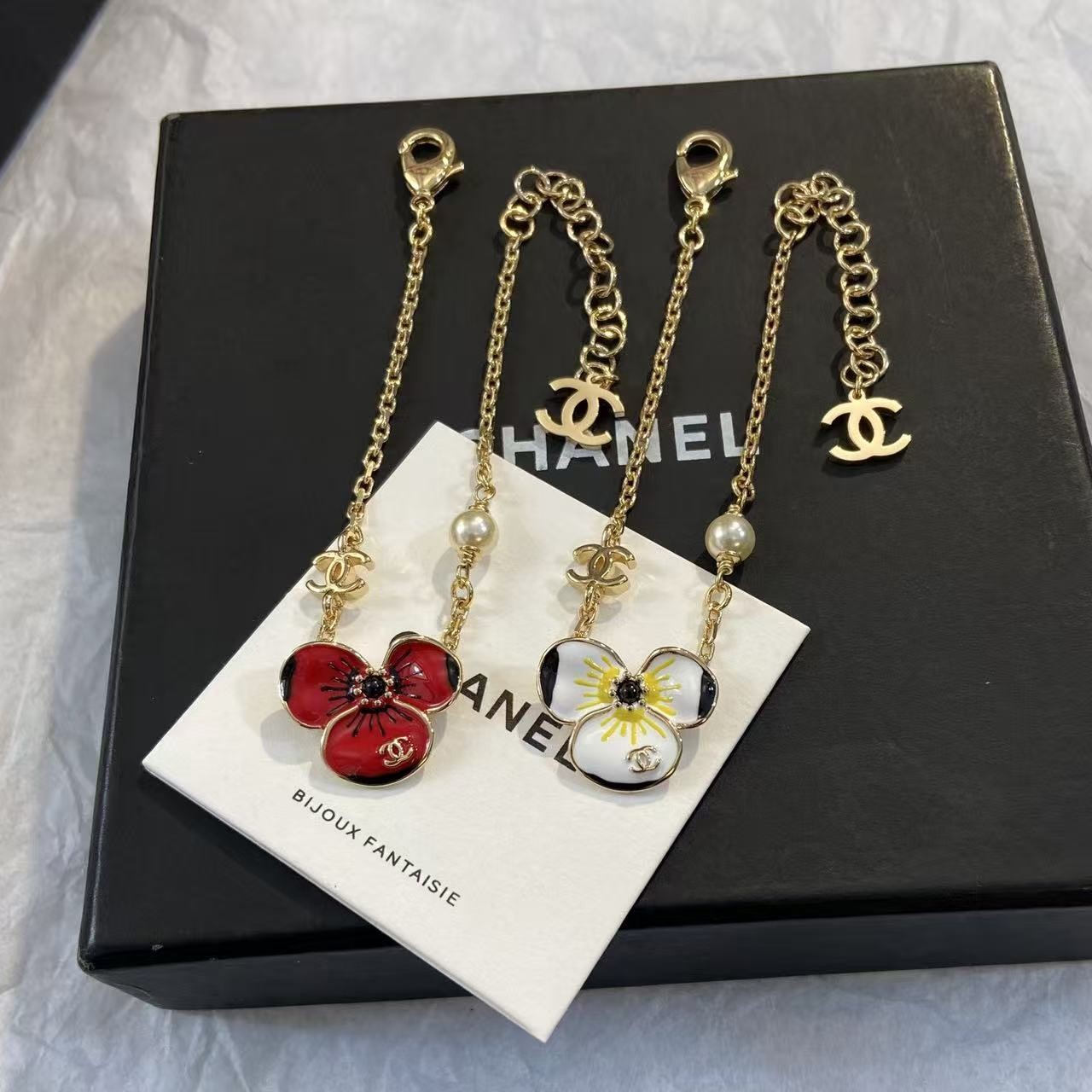 <p>CHANEL 三色堇珠c手链</p>