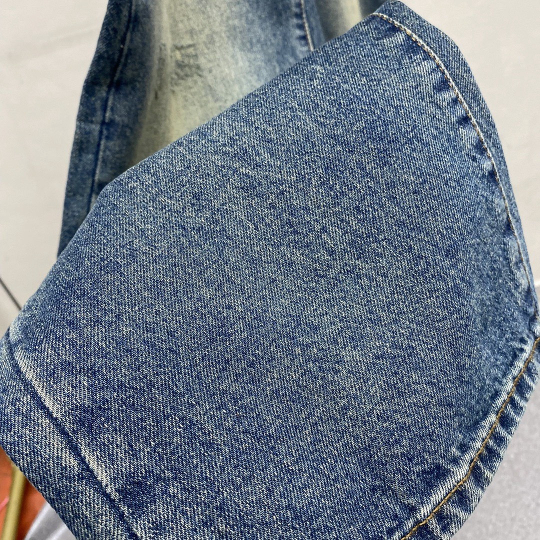 <p>LOEWE&nbsp;欧洲专柜新款修身小直筒牛仔裤</p>