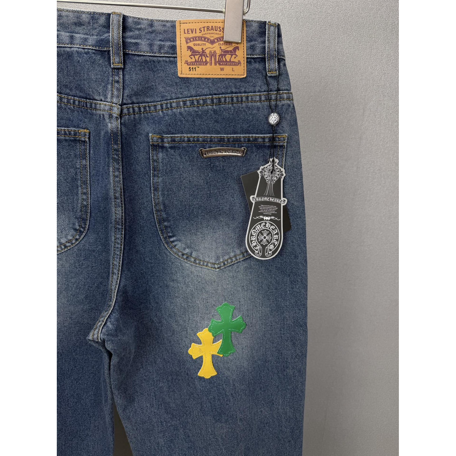 <p>CHROME HEARTS 红黄绿十字架牛仔裤</p>