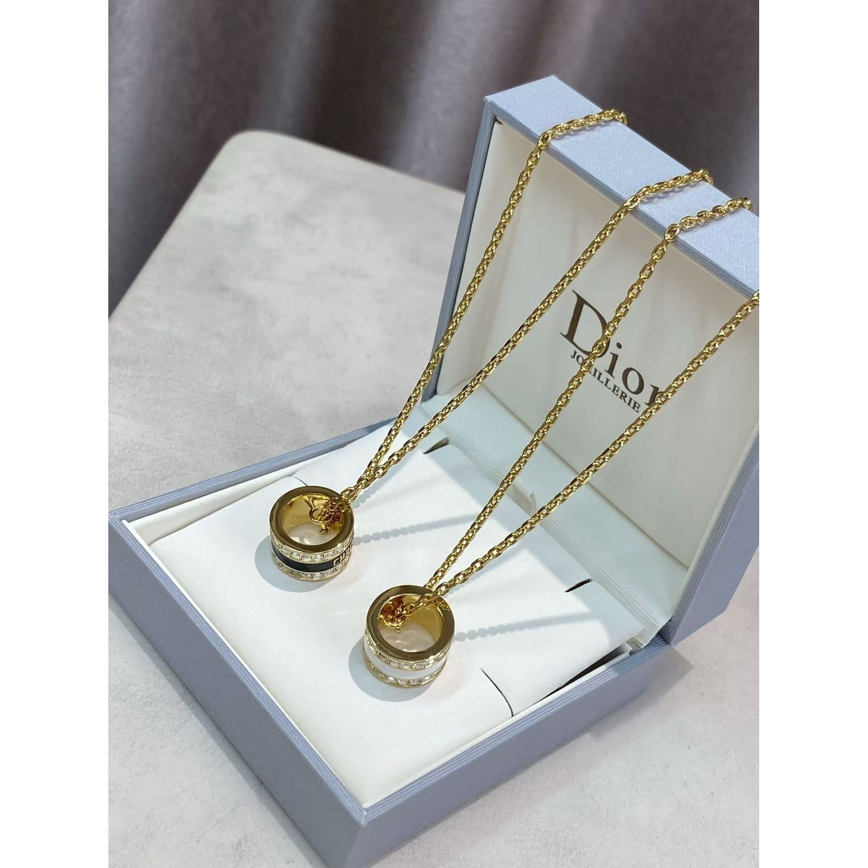 <p>DIOR&nbsp;珐琅字母方钻项链</p>