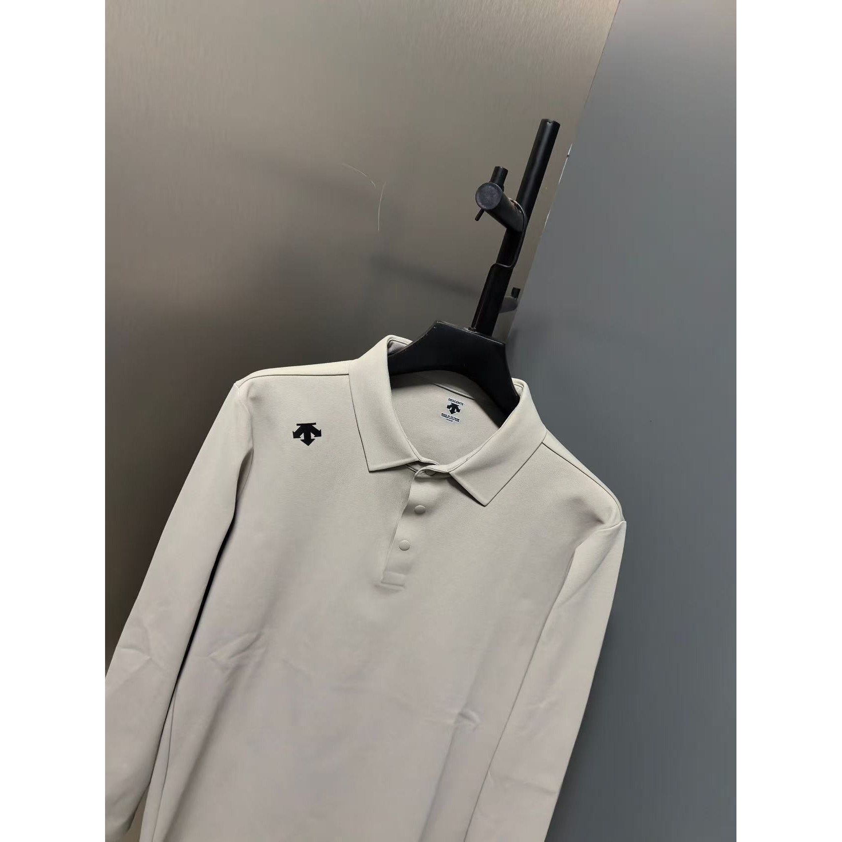 <p>Descente 翻领长袖打底(卡其)</p>
