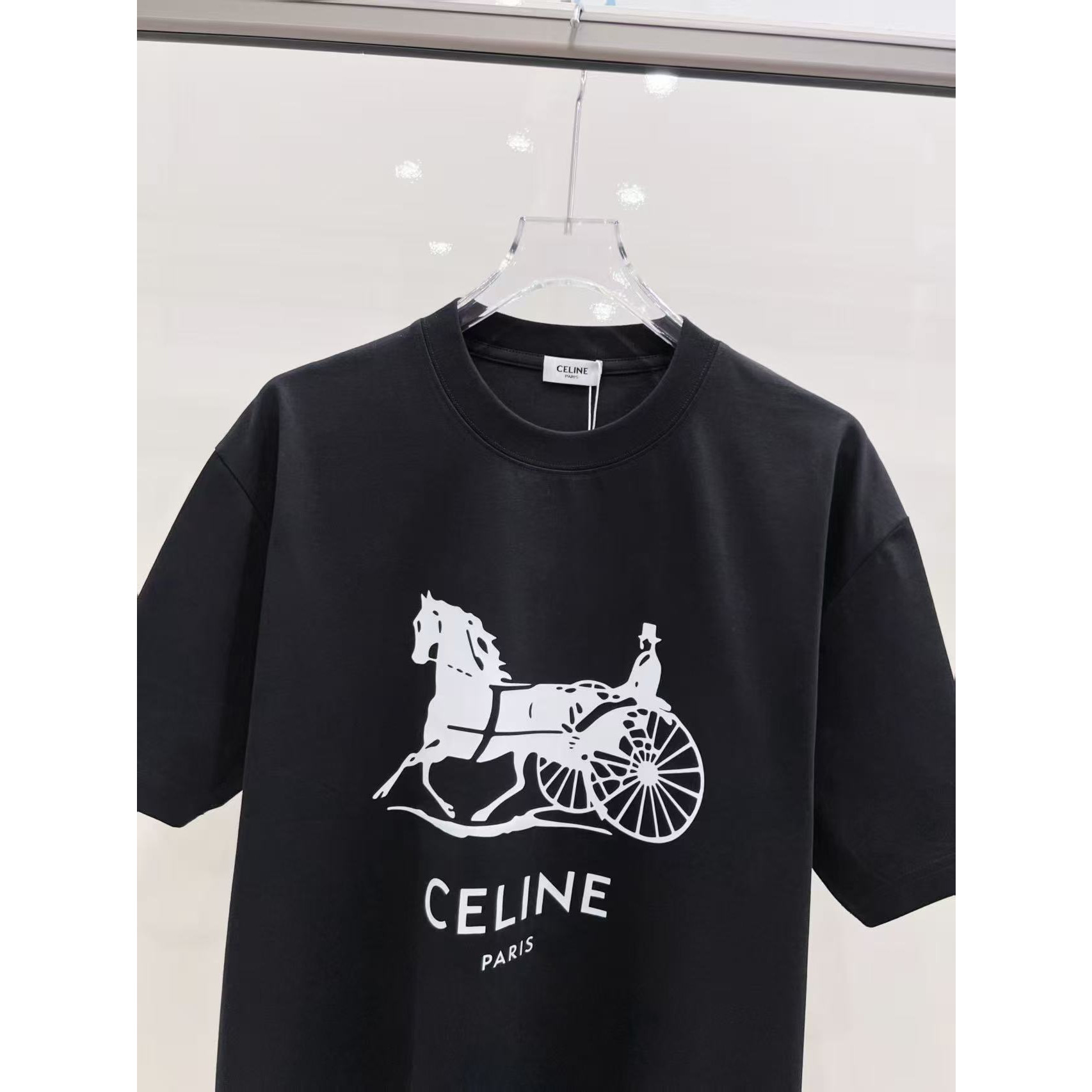 <p>CELINE&nbsp;短袖圆领T恤(黑)</p>
