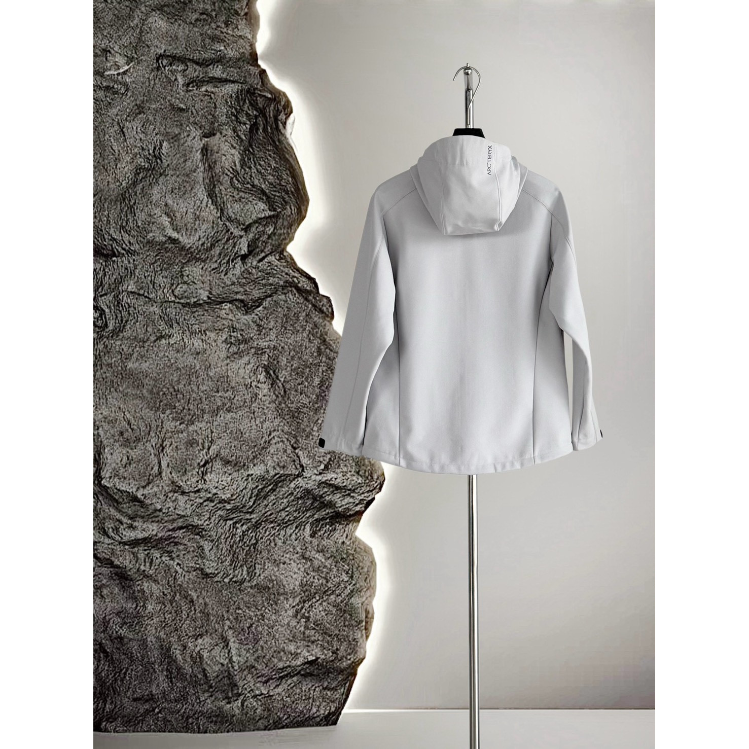 <p>Arc'teryx 软壳加薄绒冲锋衣(米白灰)</p>

<p>&nbsp;</p>

<p>&nbsp;</p>