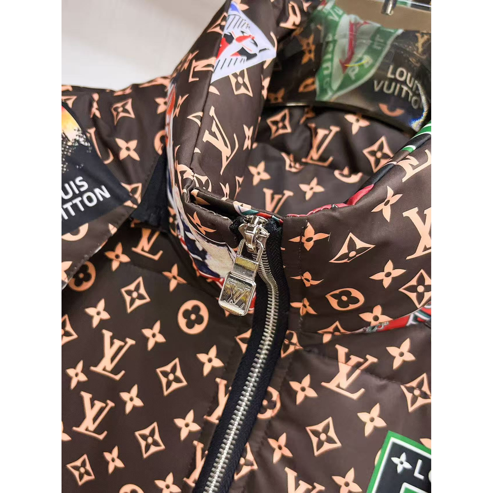 <p>LV 秋冬新款羽绒服(棕色)</p>