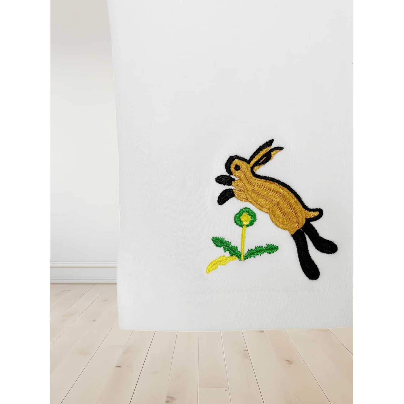 <p>LOEWE&nbsp;刺绣短袖T恤(白)</p>
