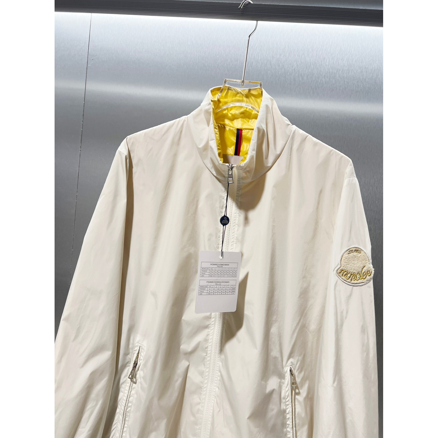 <p>MONCLER&nbsp;夹克外套(杏)</p>