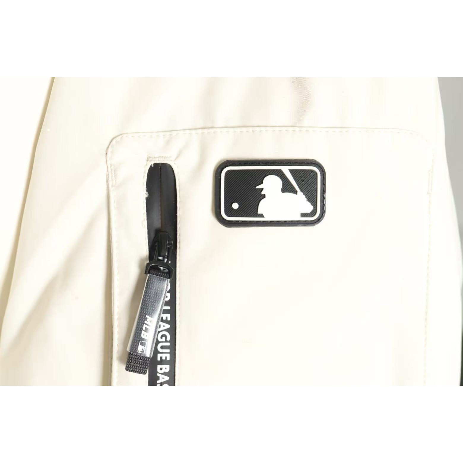 <p>MLB 工装大毛领羽绒服(奶白)</p>