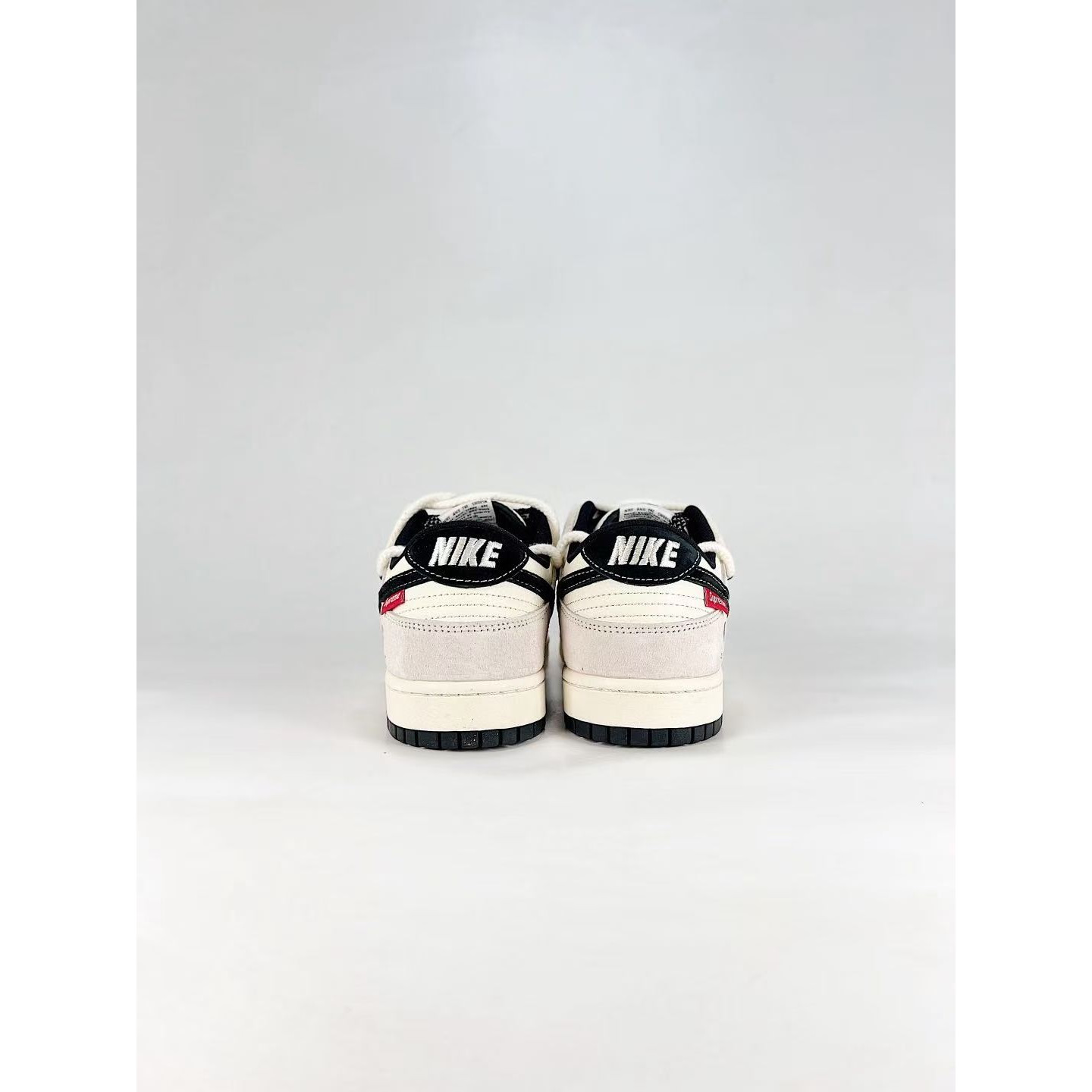 <p>NIKE DUNK SB LOW 全新配色&nbsp;</p>