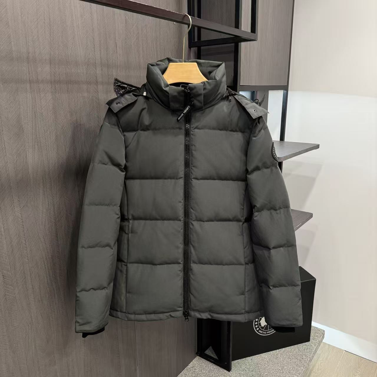 <p>Canada Goose Chelse*派克大衣羽绒服(灰色黑標)</p>