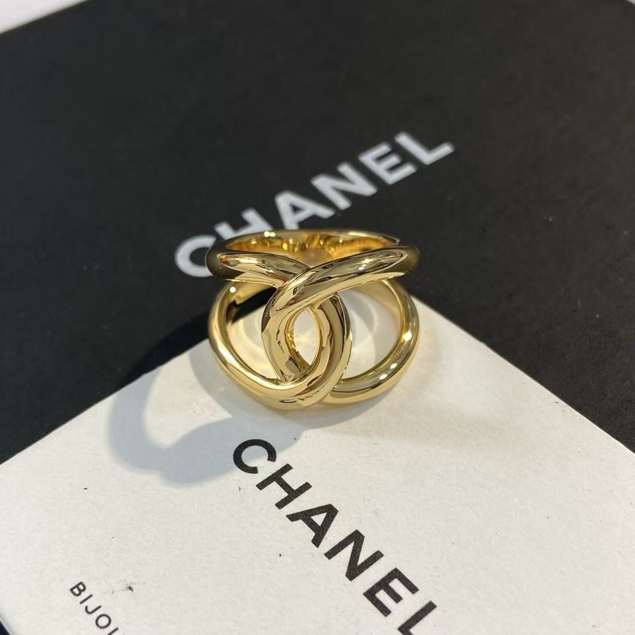 <p>CHANEL 镂空双c戒指</p>