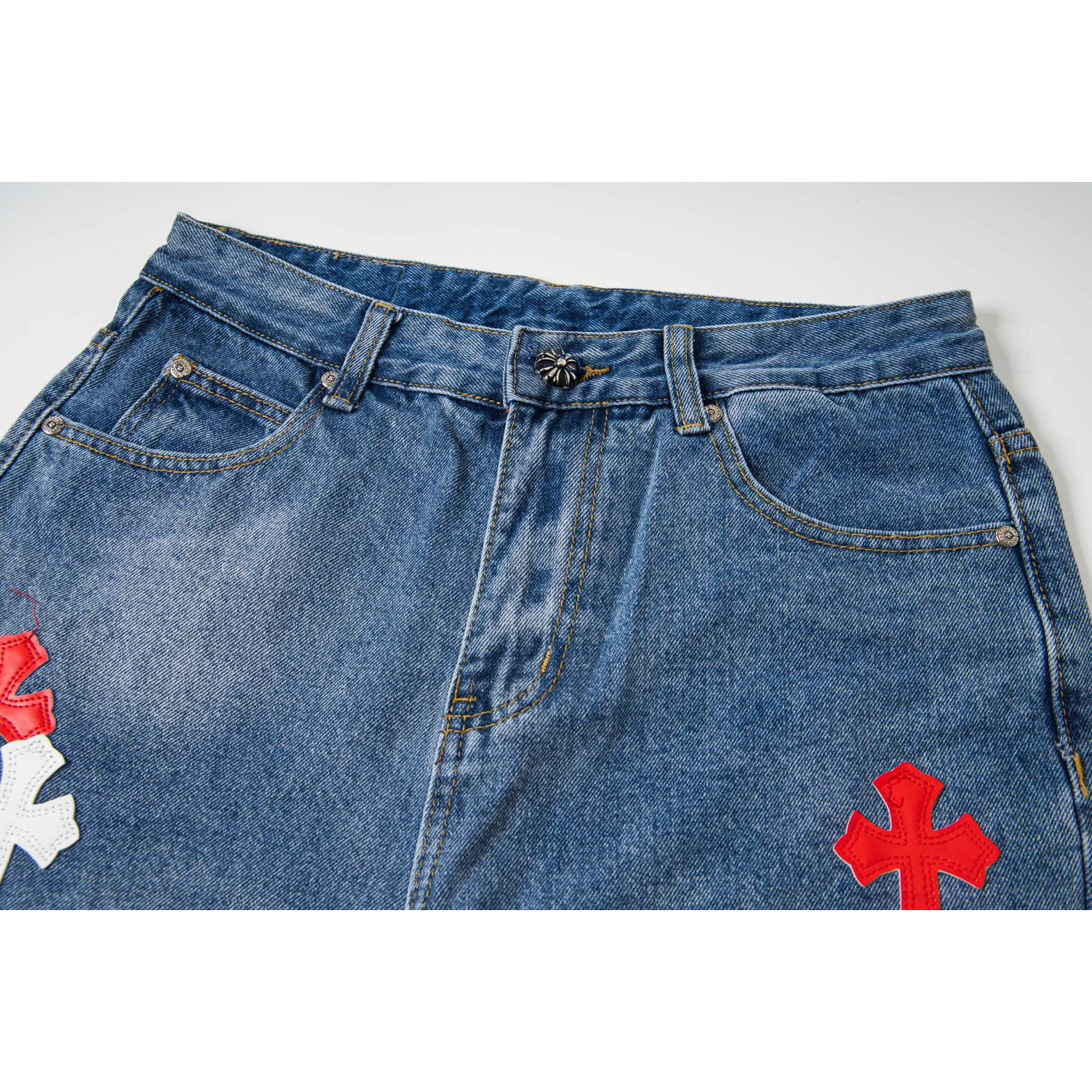 <p>CHROME HEARTS 浅蓝裤梵文红白拼皮牛仔裤(1802#)</p>

<p>&nbsp;</p>