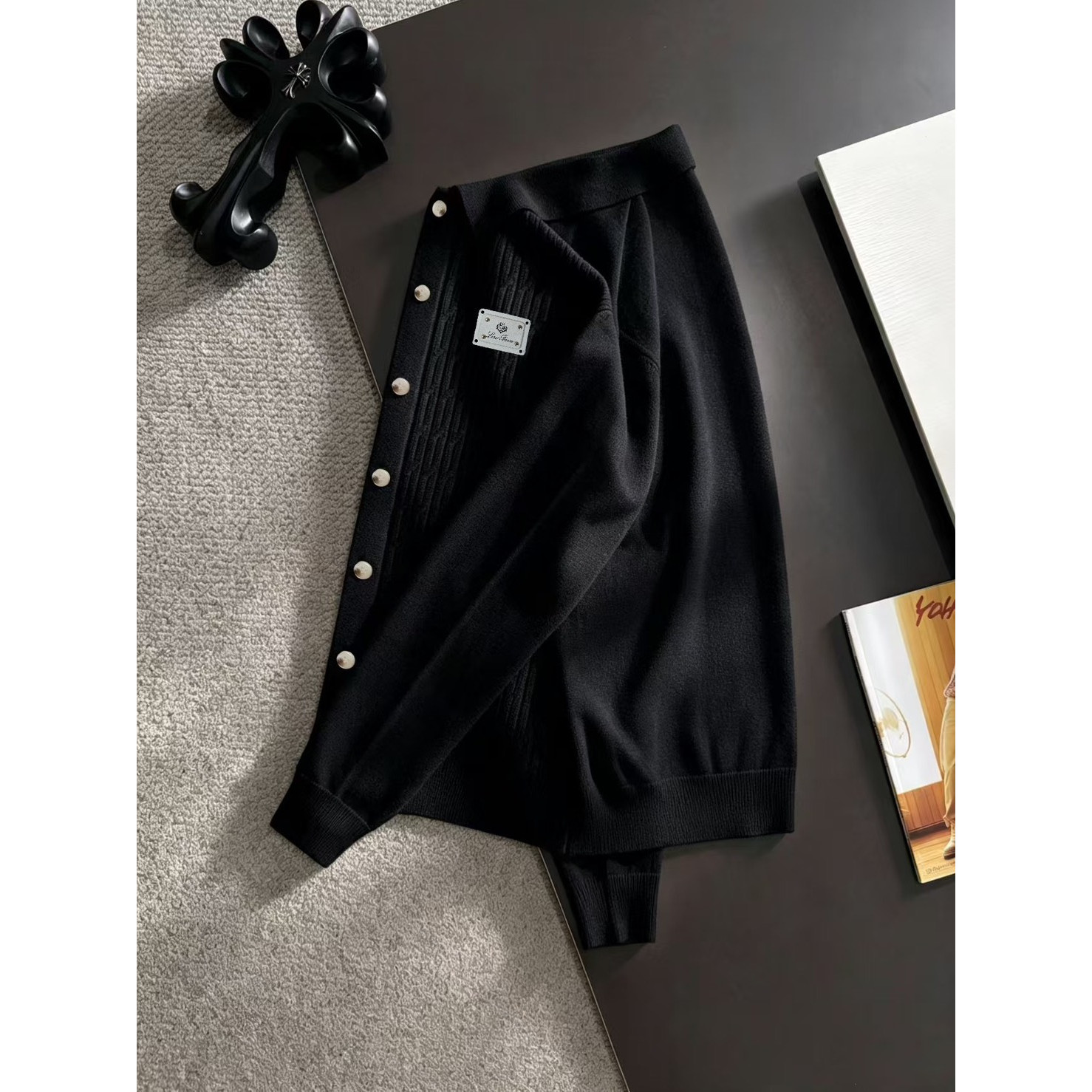 <p>Loro Piana 男士翻领针织外套(黑)</p>