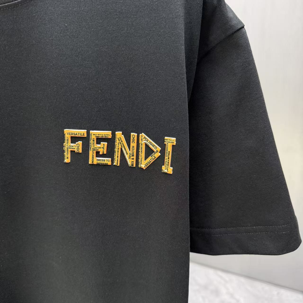 <p>FENDI 短袖T恤(黑)</p>