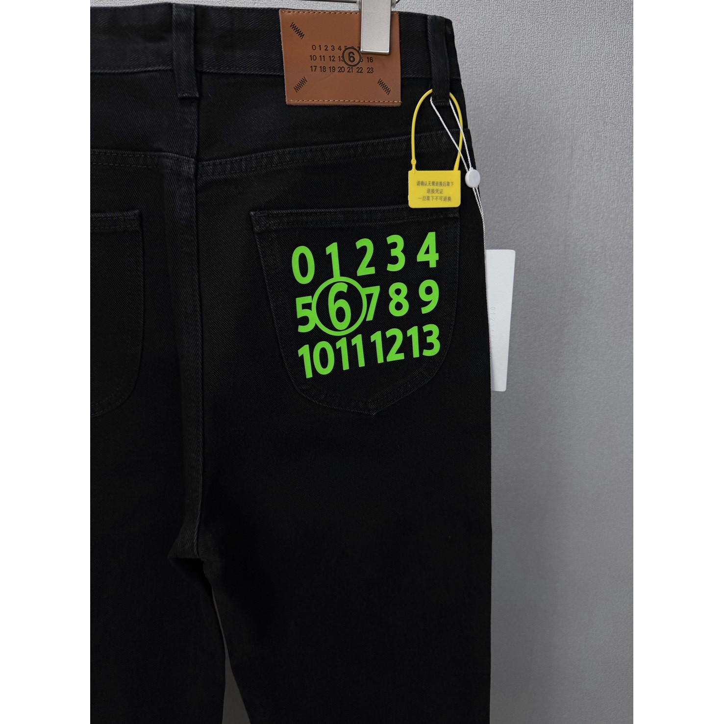 <p>Maison Margiela 口袋绿色数字🔢印花情侣款水洗宽松牛仔裤(黑)</p>