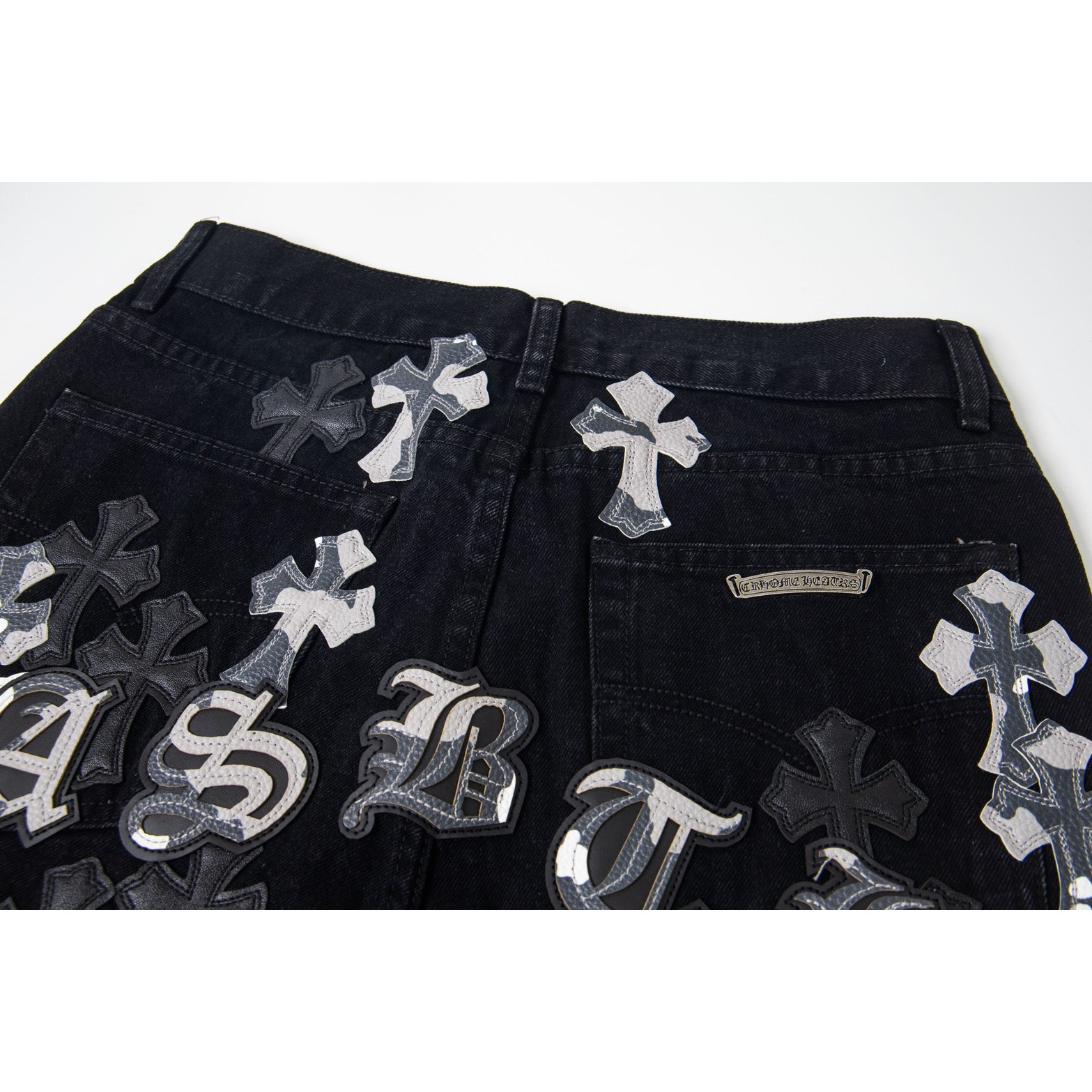 <p>CHROME HEARTS 黑色多皮元素细节满满水洗牛仔裤(1775#)</p>