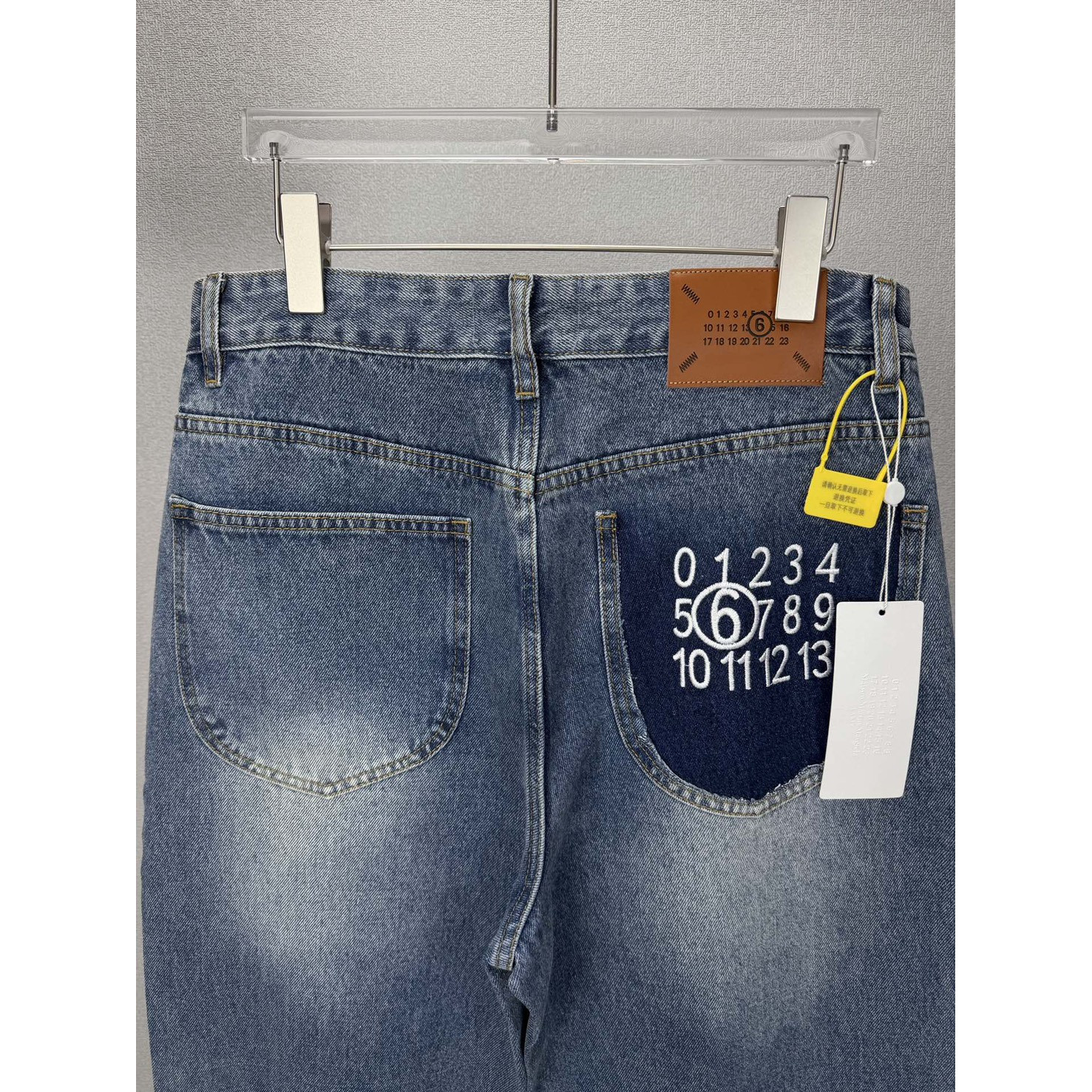 <p>Maison Margiela 口袋刺绣🪡数字🔢情侣款水洗宽松牛仔裤(藍)</p>