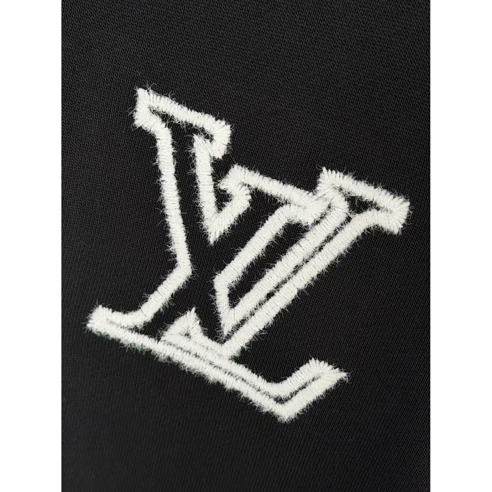 <p>LV&nbsp;刺绣圆领卫衣(黑)</p>