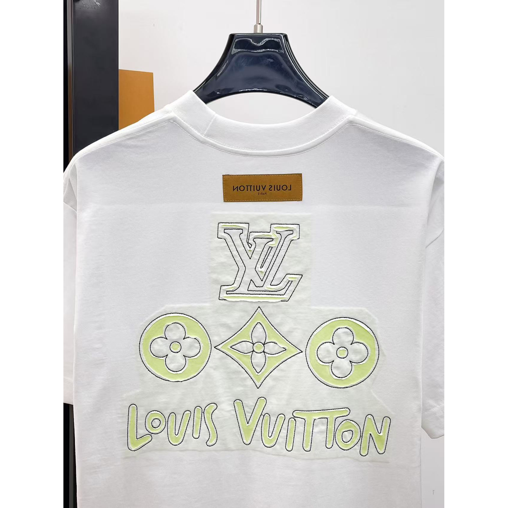 <p>LV&nbsp;专柜新款短袖T恤(白)</p>